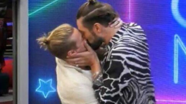 GF Vip, Alex Belli e Davide si baciano.