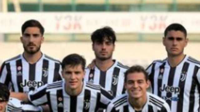 Il difensore Stramaccioni nella foto &egrave; il primo a destra in piedi.