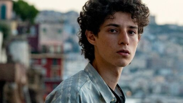 Il protagonista (Filippo Scotti) in una scena di &Eacute; stata la mano di Dio.