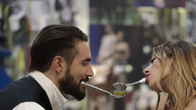 Grande Fratello Vip, Alex Belli non riesce a stare lontano da Soleil: 'Mi manchi'.