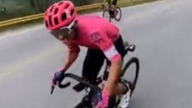 Sergio Higuita con la bicicletta Specialized durante il Giro di Rigo.