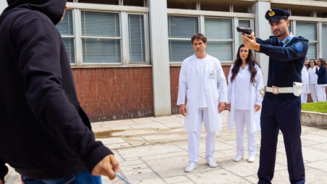 Un posto al sole Mattia tenta il suicidio di fronte a Rossella e Riccardo.