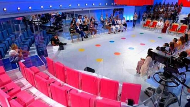 Uomini e Donne, retroscena: 'Una coppia sarebbe ai ferri corti, rottura imminente'.