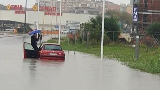 Chiede aiuto per la macchina sommersa, ma chi passa pensa solo a fotografarlo