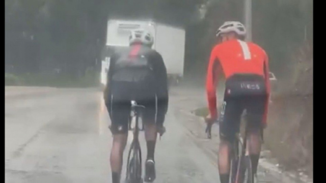 Egan Bernal e il compagno in allenamento.