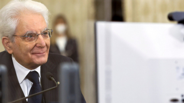 Il Presidente della Repubblica Sergio Mattarella, mentre scarica il primo certificato anagrafico digitale.