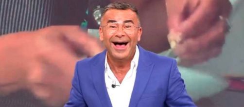 En el v&iacute;deo Jorge Javier V&aacute;zquez canta con una drag queen (Captura de pantalla/Telecinco)