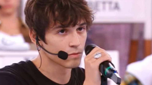 Amici, spoiler registrazione del 17 novembre: Alex batte lo sfidante e resta nella scuola.