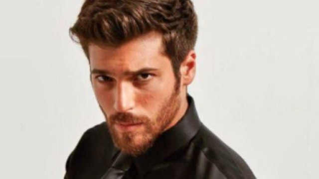 Can Yaman, l'attore turco decide di parlare senza filtri nel suo libro.