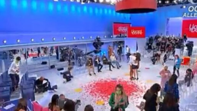 Uomini e donne, Andrea Nicole cade in studio.