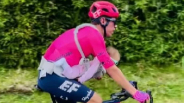 Ciclismo, Rigoberto Ur&agrave;n in bici con la figlia legata al petto: &egrave; polemica (Video).