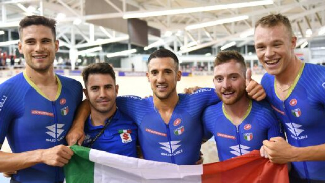 Liam Bertazzo con i compagni dell'inseguimento a squadre ai Mondiali di ciclismo su pista