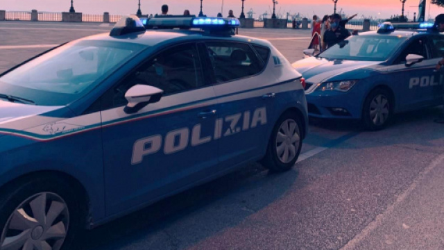 Una volante della Polizia (foto di repertorio)