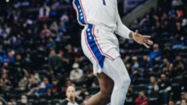 Andre Drummond avec son &eacute;quipe de Philadelphie (Source : Twitter officiel d'Andre Drummond)