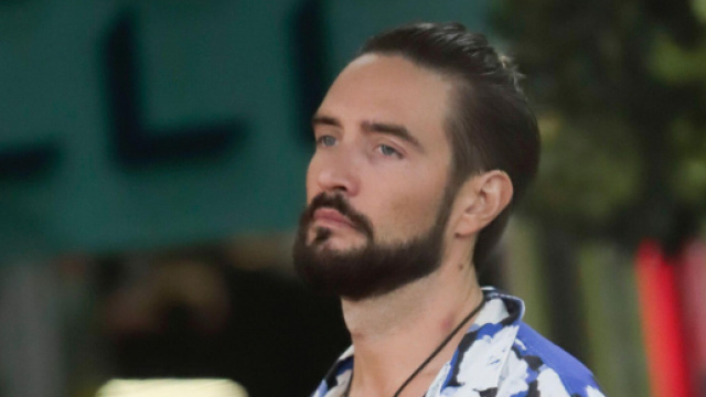 Grande Fratello: Belli viola il regolamento spiando i piramidali (Video).