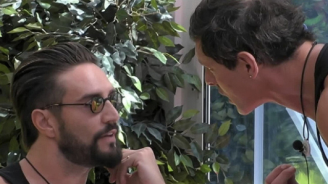 Grande Fratello Vip, Alex contro Aldo: 'Hai la coda di paglia'.