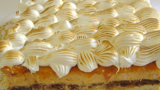 Gelatina di albicocche con meringa e panna montata, un dolce buono.