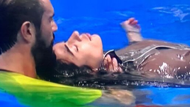 GF Vip, Alex e Soleil: scatta l'attrazione in piscina