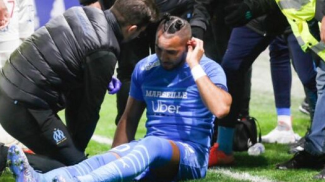 Dimitri Payet victime d'un jet de bouteille contre Lyon. (cr&eacute;dit Twitter Actu Foot)