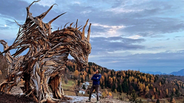 La proporzione di grandezza tra Marco Matalar e il suo drago Vaia.