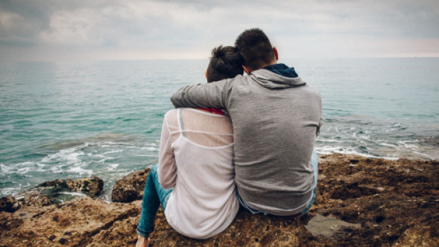 L'oroscopo del giorno 30 novembre: Bilancia e Acquario '5 stelle' in amore (2&ordf; met&agrave;).