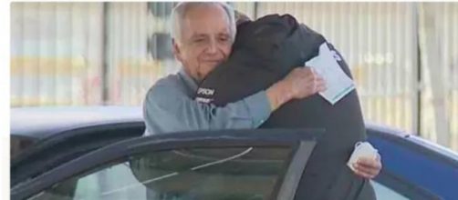 Steven abrazando a su profesor (Campa&ntilde;a de Gofundme)