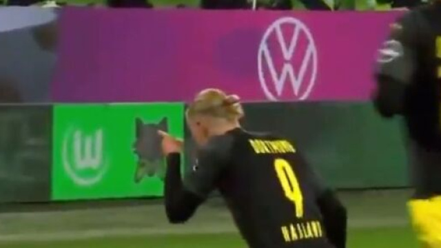 Erling Haaland victime d'un doigt d'honneur de la part d'une fan. (cr&eacute;dit Twitter)