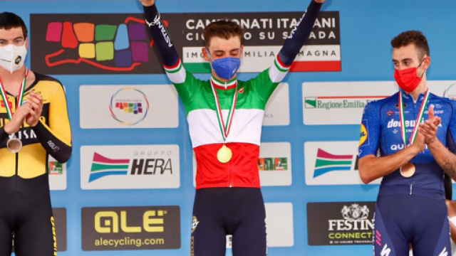 Matteo Sobrero con la maglia tricolore di Campione d'Italia a cronometro.