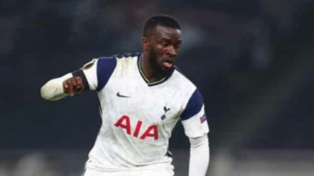 Tanguy Ndomb&eacute;l&eacute;, centrocampista del Tottenham.