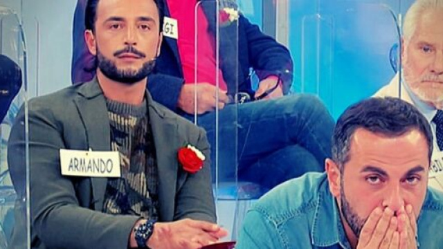 Uomini e donne, Marcello lascia dopo aver trovato l'amore fuori dal programma, Tina scettica: 'Ma chi ci crede?'.