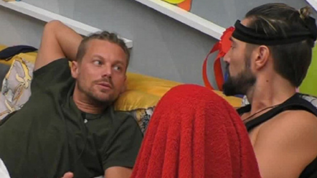 GF Vip, Davide Silvestri e Alex Belli discutono dopo la lite tra l'attore e Aldo Montano.