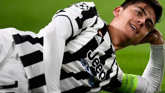 Paulo Dybala festeggia come Platini.
