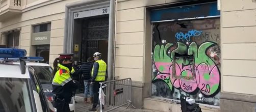 Un tr&aacute;gico incendio cobr&oacute; la vida de una familia okupa en un edificio de plaza Tetuan en Barcelona (Captura/Cadena Ser)