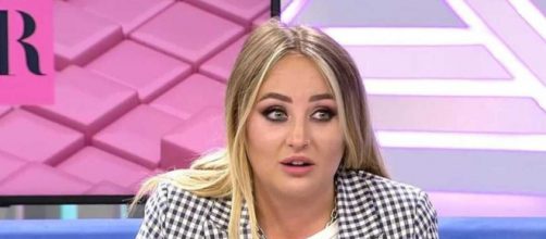 El juez paraliza la demanda que Roc&iacute;o Flores interpuso contra la F&aacute;brica de la tele (Telecinco)