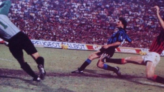 Il derby del Mundialito Clubs 1985: Altobelli anticipa Canuti e batte Nuciari.