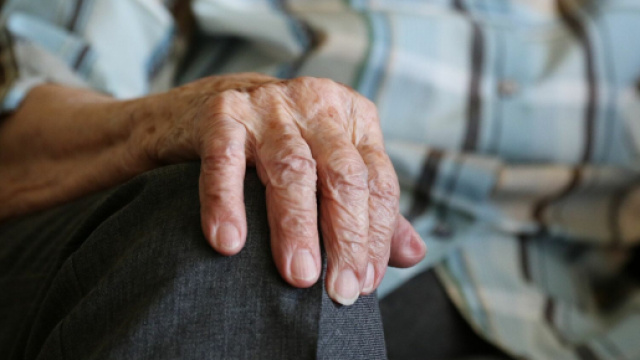 Roma, 86enne trova la casa occupata, l'uomo: 'Non posso prendere le mie medicine'.