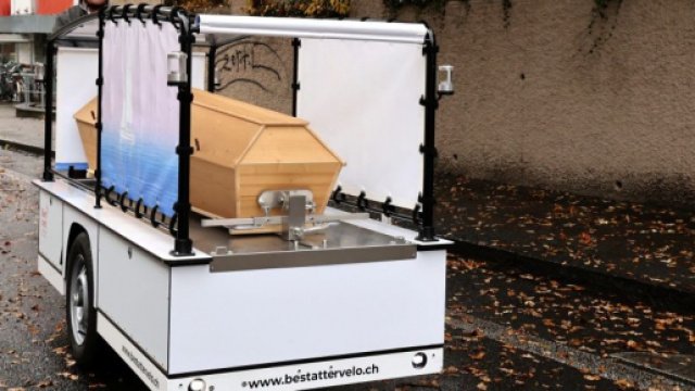 Svizzera, arriva il 'carro funebre' ecologico: la bara viene trasportata in bicicletta.