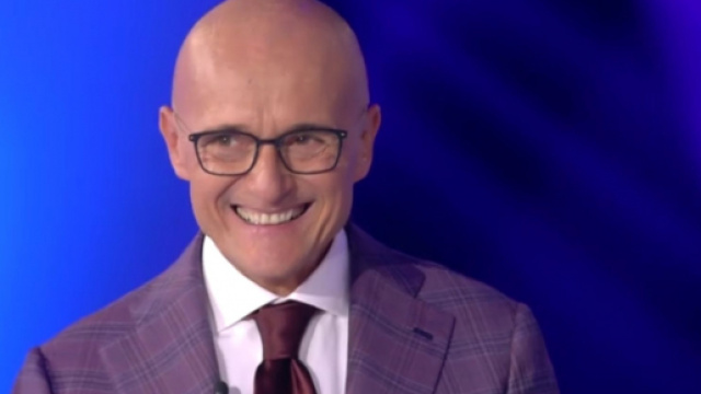 Cambio programmazione Grande Fratello Vip 6: Signorini perde due puntate a dicembre 2021.