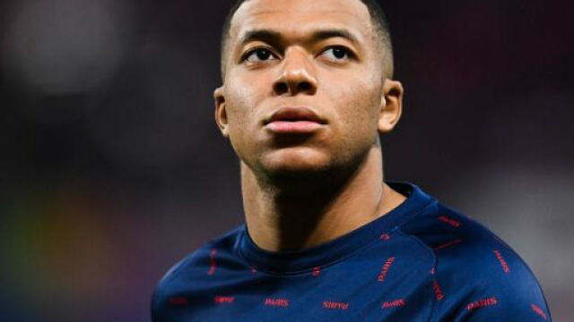 Kylian Mbapp&eacute; en couple avec une Hallyday (@Le 10sport)