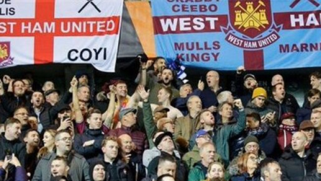 Un supporter de West Ham perd un doigt en c&eacute;l&eacute;brant un but (capture YouTube)