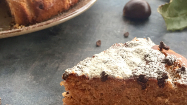 Torta con farina di castagne e gocce di cioccolato.