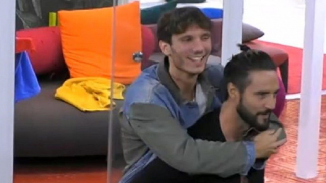 GF Vip, Manuel Bortuzzo si &egrave; confidato con Alex Belli.