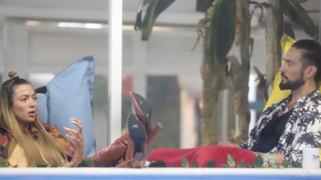 GFVip, urla fuori dalla casa contro Alex Belli