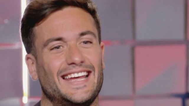 Tale e quale show: Pierpaolo Pretelli interpreta Robbie Williams.