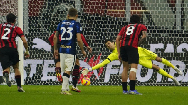 Tatarusanu para il rigore tirato da Lautaro Martinez - foto di acmilan.com