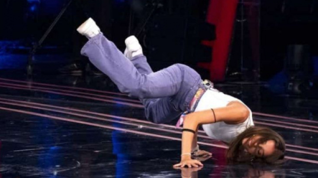 Tu si que vales, Giulia Stabile balla la break dance con Neguin.