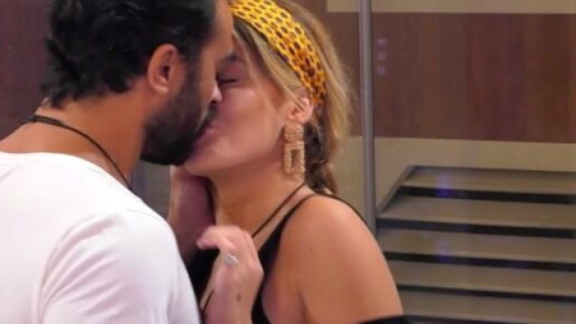 GFVip: Gianmaria bacia Codegoni per un gioco, lei non gradisce.