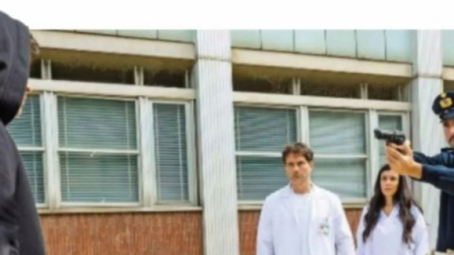 Un posto al sole, spoiler al 19 novembre: Mattia Savelli si punta un bisturi alla gola.