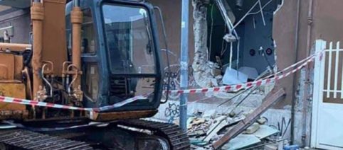 Napoli, rapina in banca a Volla: cassaforte prelevata con una ruspa