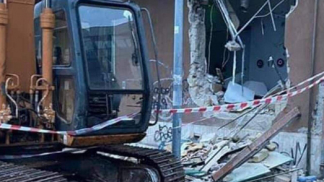 Volla, rapina in banca con la ruspa.